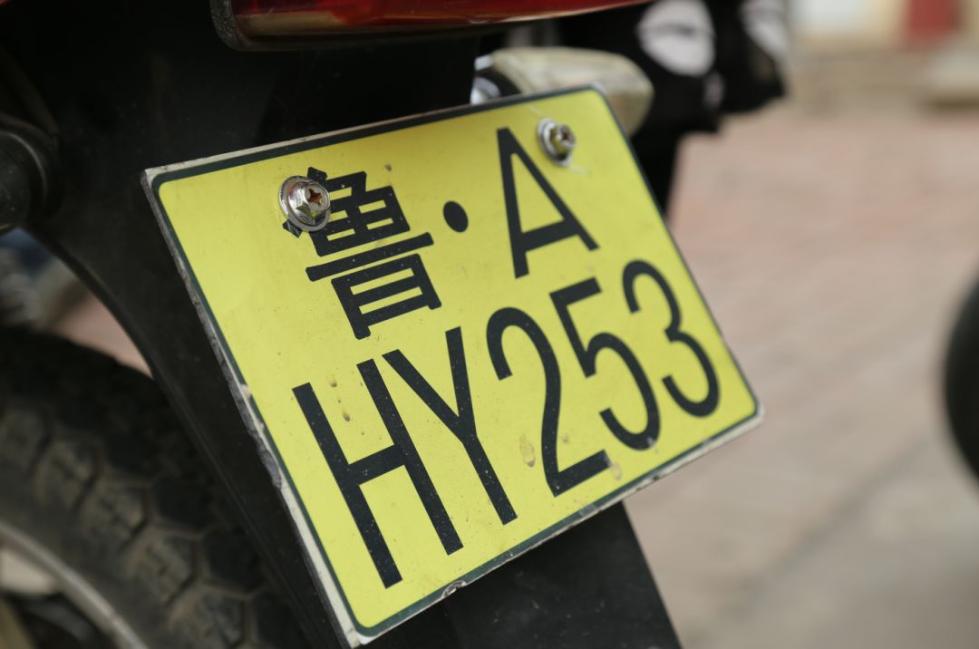 这车牌让交警都懵了！A4纸打印的，5块钱一副…