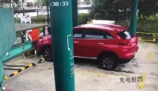 妈妈开车撞倒儿子 爸爸顶包：男人总要多承担责任