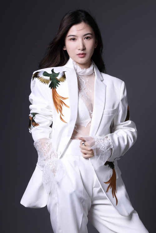 龙怡利首次挑战国际时装周元素 刺绣西服矜贵十足大展中国风