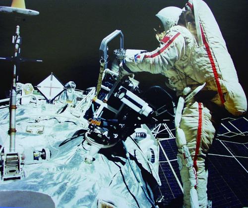 图片说明：上图为捷列什科娃吃牙膏状食品。下图为萨维茨卡娅太空行走。