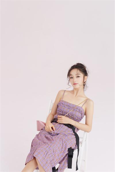 《招摇》肖燕早春写真曝光 紫色格裙尽显优雅甜美