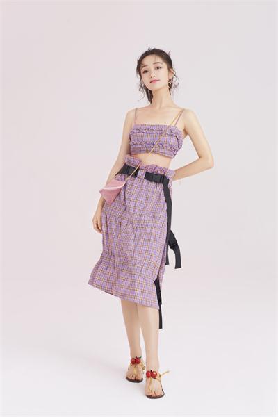 《招摇》肖燕早春写真曝光 紫色格裙尽显优雅甜美
