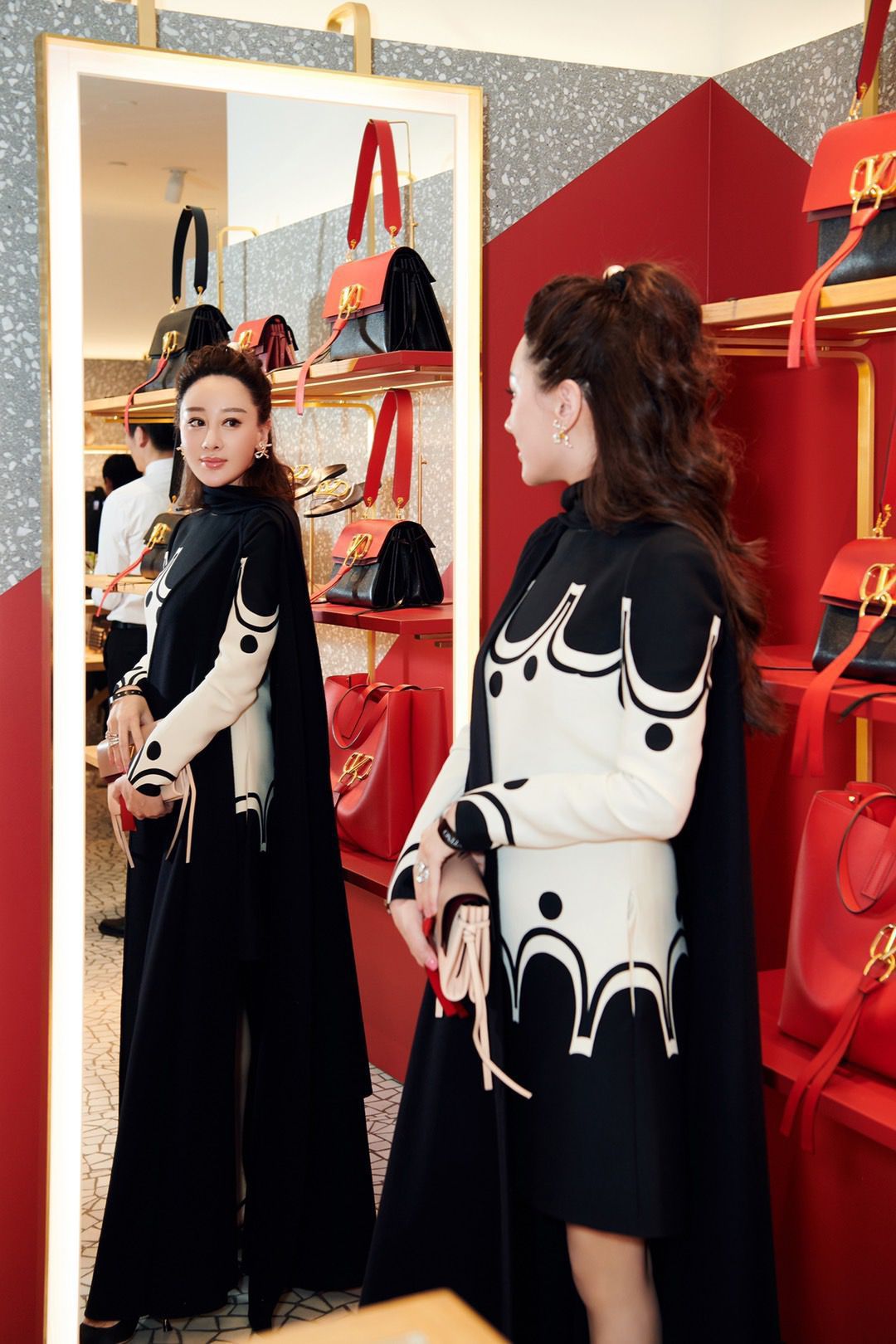 时尚达人杜雪儿携手张艺兴迪丽热巴等明星现身北京活动