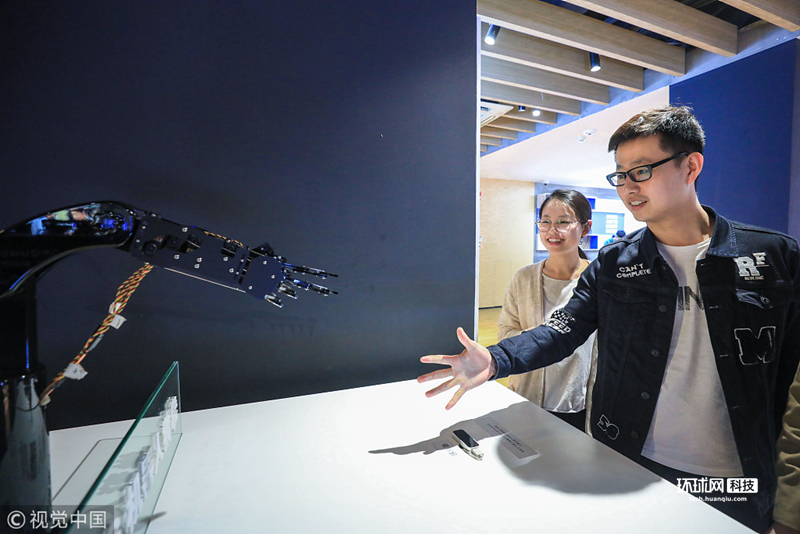 在体验厅内最受欢迎的明星产品要数猜拳机器人了。5G低时延加上AI智能算法，机器人能快速对你所做的手势做出判断并给予回应。就算你手速再快，也永远都赢不了它。