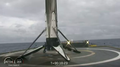 SpaceX首次成功回收重型猎鹰火箭所有三个助推器