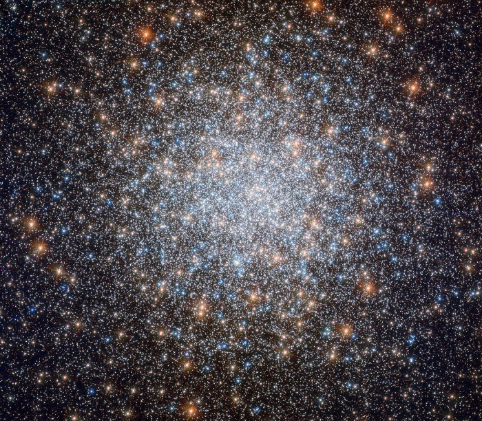 哈勃望远镜捕获球状星团震撼画面 含50万颗恒星