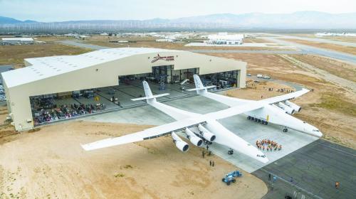 “全球最大”飛機在美國加州莫哈維沙漠完成首飛