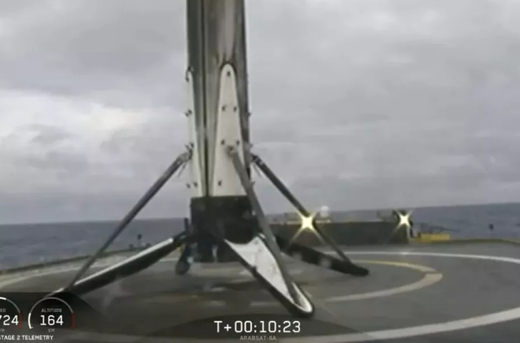 猎鹰重型火箭主助推器回收成功 运输时却意外坠海