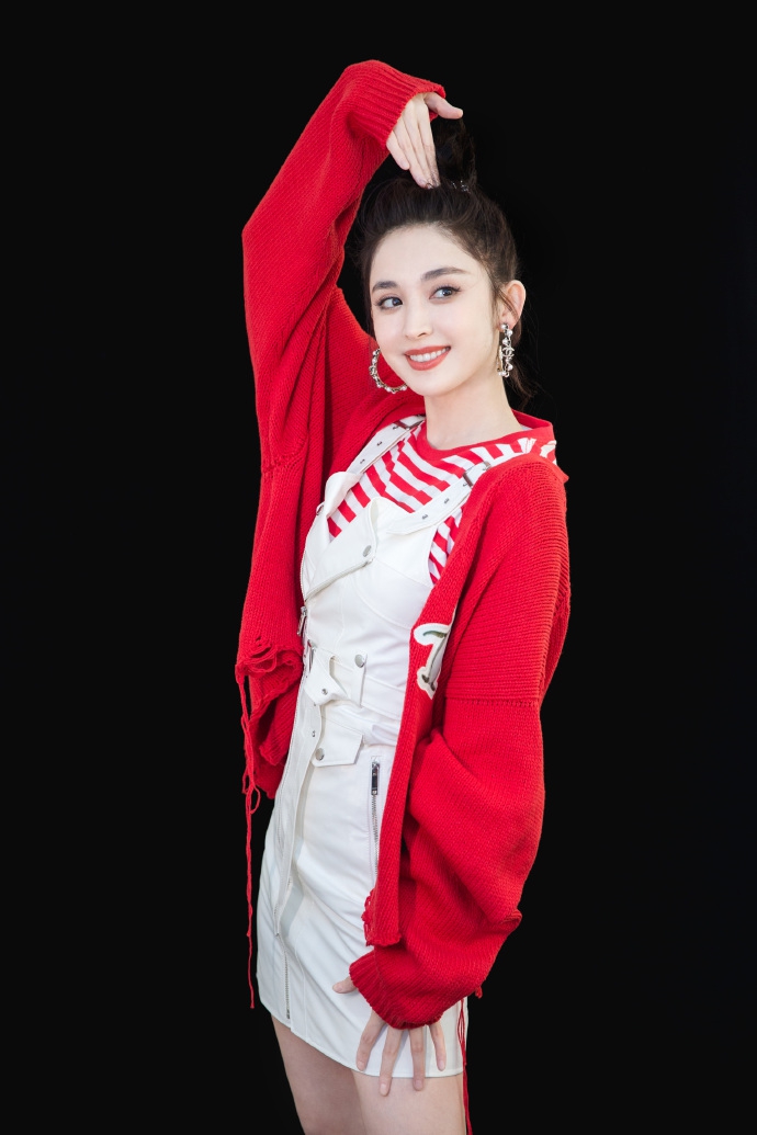 古力娜扎丸子头可爱满分 嘟嘴比心萌化镜头少女感十足