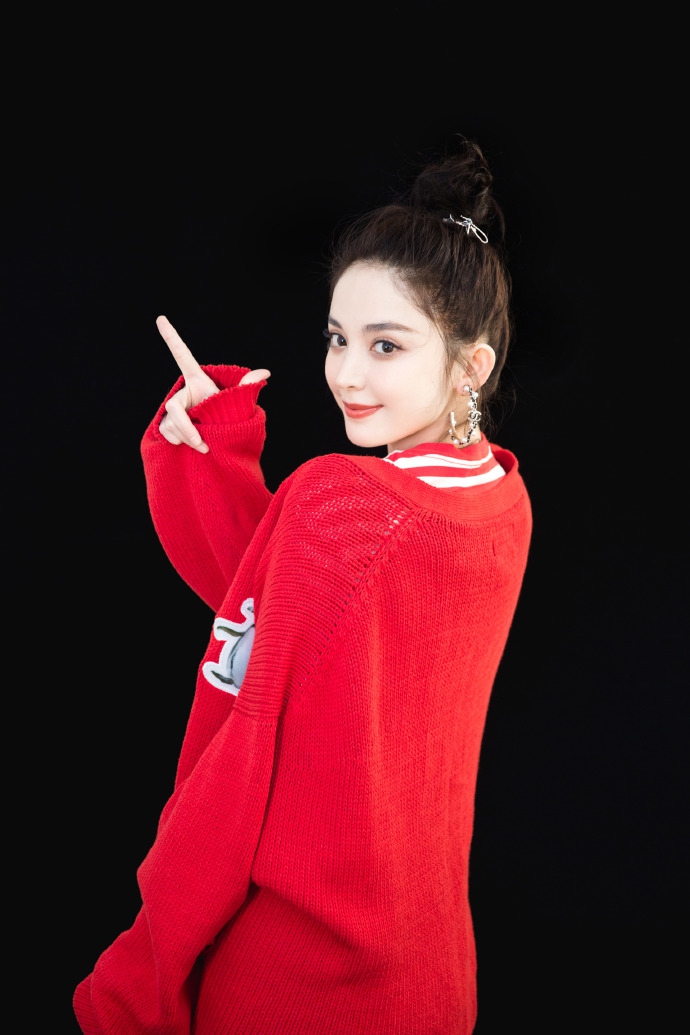 古力娜扎丸子头可爱满分 嘟嘴比心萌化镜头少女感十足