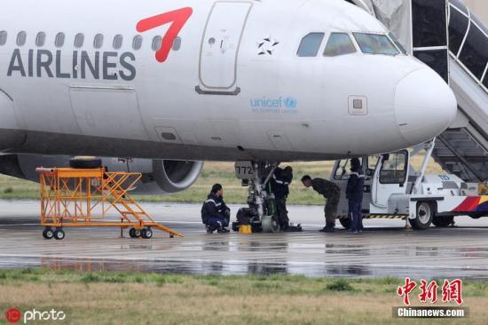 4月9日上午，韩亚航空由韩国金浦飞往光州的OZ8703航班，在光州机场着陆后突然爆胎，造成29趟航班停飞，所幸机上111名乘客无人受伤。图片来源：东方IC 版权作品 请勿转载