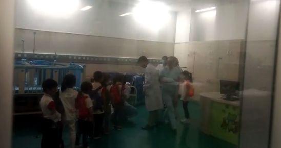 杭州中巴被削头！车上30多名幼儿园孩子春游刚回来！现场一片