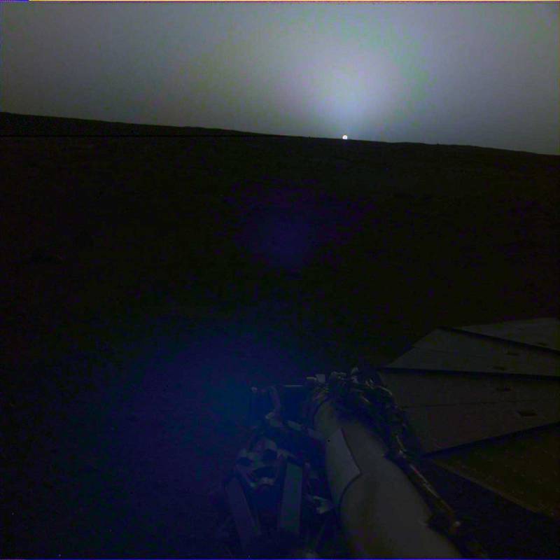 NASA 洞察号着陆器捕捉火星日出和日落的照片