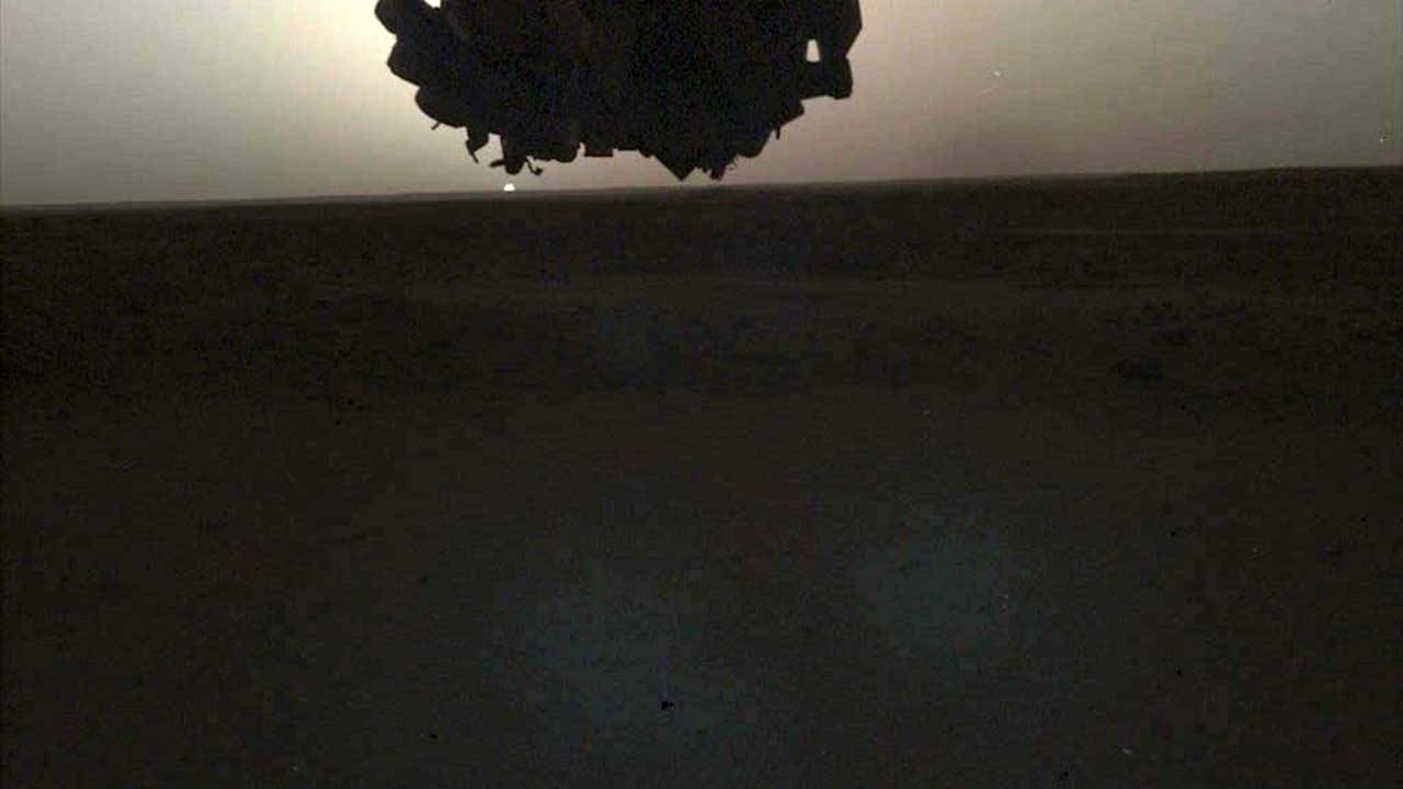 NASA 洞察号着陆器捕捉火星日出和日落的照片