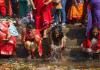 尼泊尔母亲节：民众沐浴怀念去世的母亲