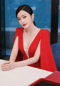 秦岚与女神林青霞同框 同色红色长裙尽显优雅气质