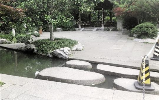 边走路边玩手机 19岁湖北姑娘落水尚未脱离生命危险