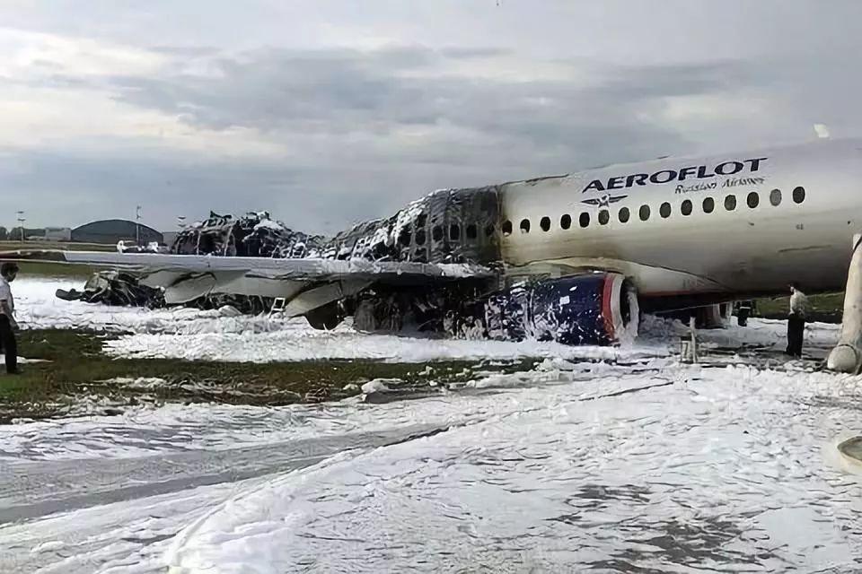 俄航客机拖着烈焰迫降41人遇难 乘客没等停稳就往下跳