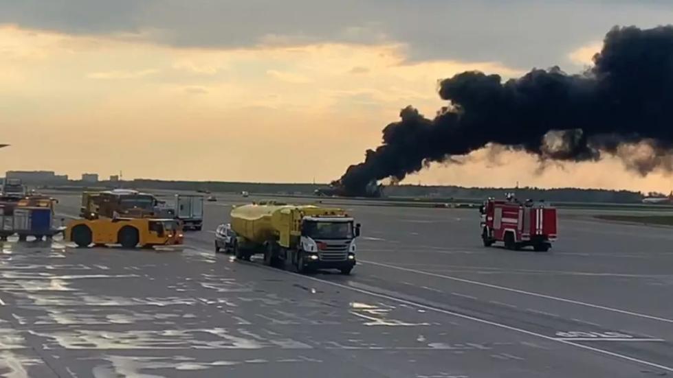 俄航客机拖着烈焰迫降41人遇难 乘客没等停稳就往下跳