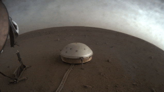 NASA公布“洞察号”探测器拍摄的火星日出日落照