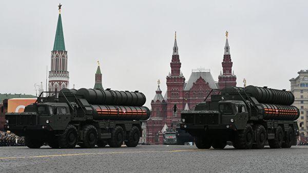 莫斯科举行红场阅兵 多款新型坦克战车亮相（图）