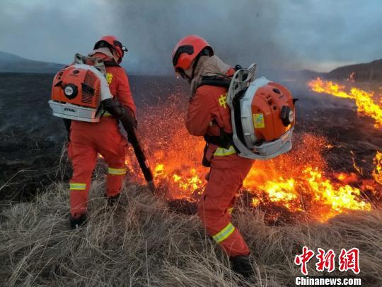 内蒙古呼伦贝尔发生森林火灾 消防队员前往火场扑救