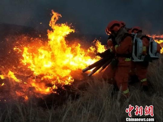 内蒙古呼伦贝尔发生森林火灾 消防队员前往火场扑救