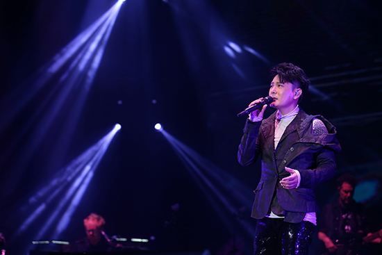 张信哲“未来式”新加坡收官 母亲节晒母子合照