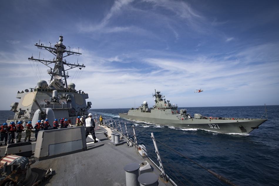 地中海上美国大兵朝一艘中国造军舰“放枪”
