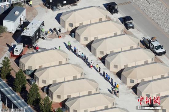 美德州边境羁押所人满为患 政府出动飞机转移移民