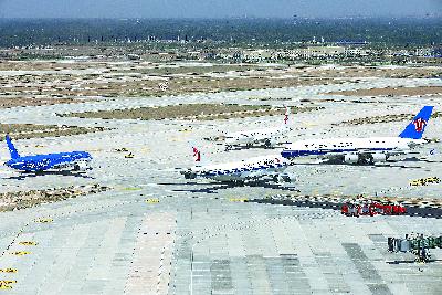13日，4架大型客机依次在北京大兴国际机场跑道上平稳降落，标志着北京新机场完成首次真机验证。