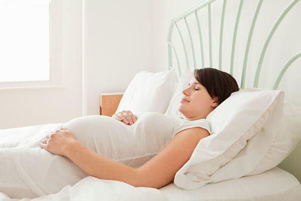 侧卧比仰卧睡眠更安全 孕期女性的最佳睡姿有答案了