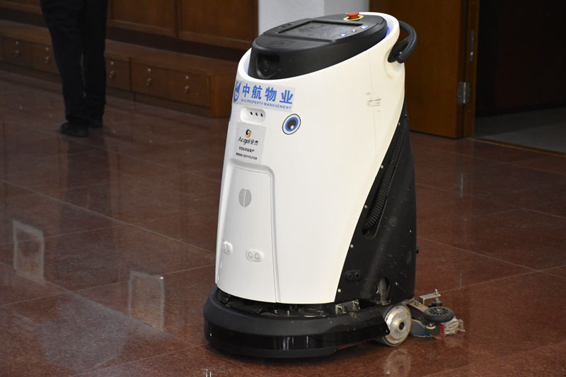 2019年5月17日，北京，一台智能机器人在国家图书馆清洁走廊。这种清洁机器人具备语音提示、自动规划线路、识别避让障碍物等多项功能。关键词：北京，科技，国家图书馆，人工智能，智能机器人，上岗，清洁机器人，智能保洁。