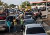 委内瑞拉现1.6公里加油车龙 司机彻夜排队等加油