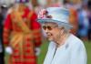 英国王室举办花园聚会 伊丽莎白女王蓝衣花帽神采飞扬