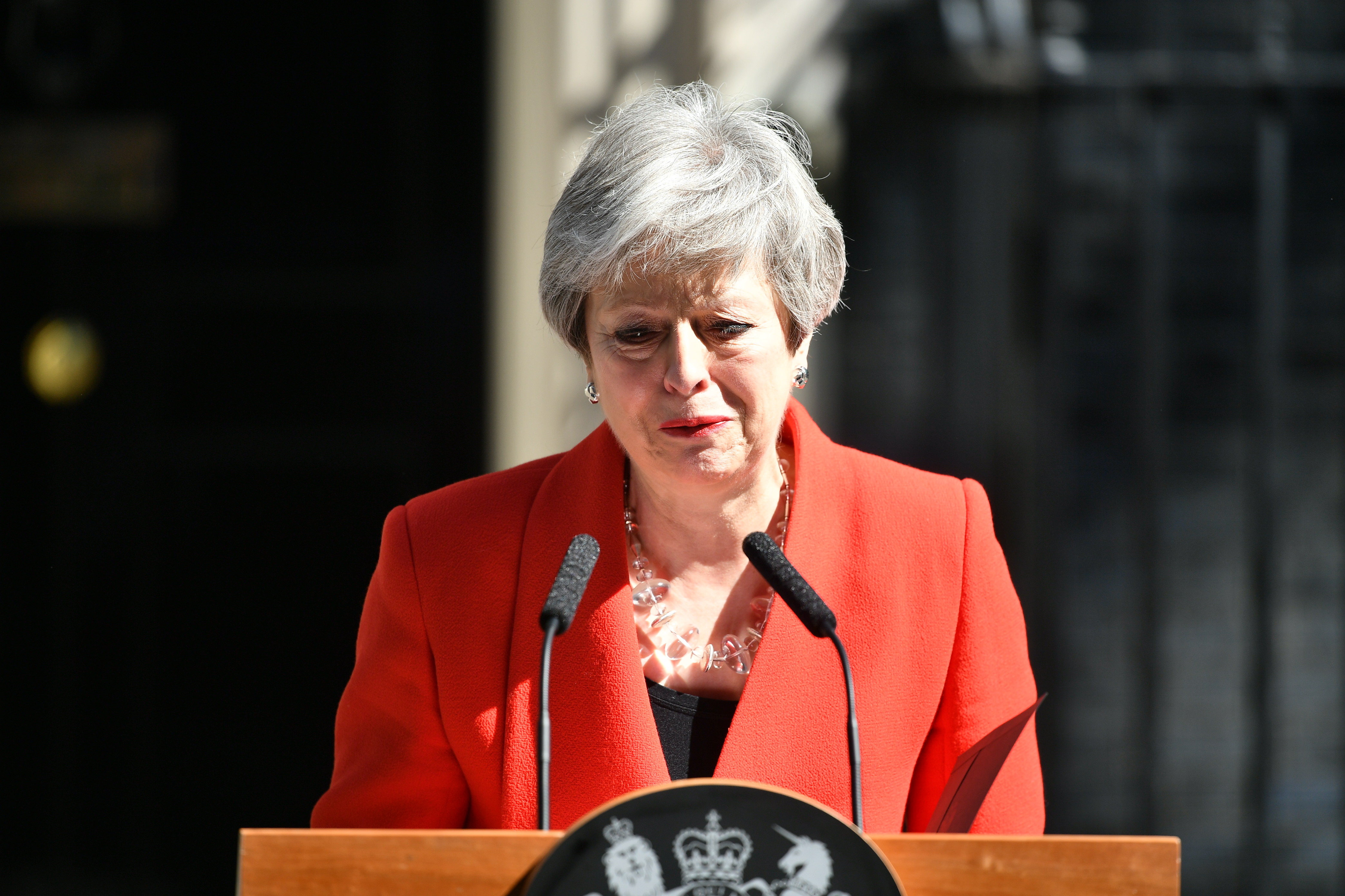 特雷莎·梅宣布将于6月7日辞职，含泪发表讲话：担任首相是我一