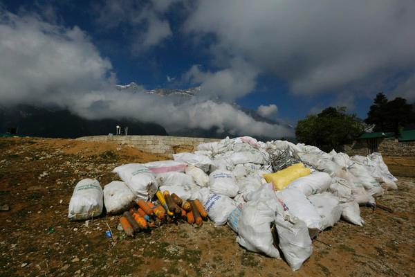 珠峰大拥堵致11死 尼泊尔拒绝限制登山人数