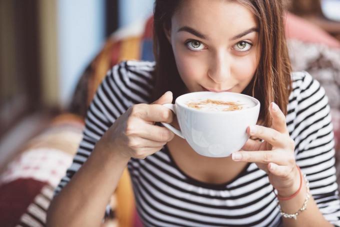 适度饮用咖啡有助于肠胃消化