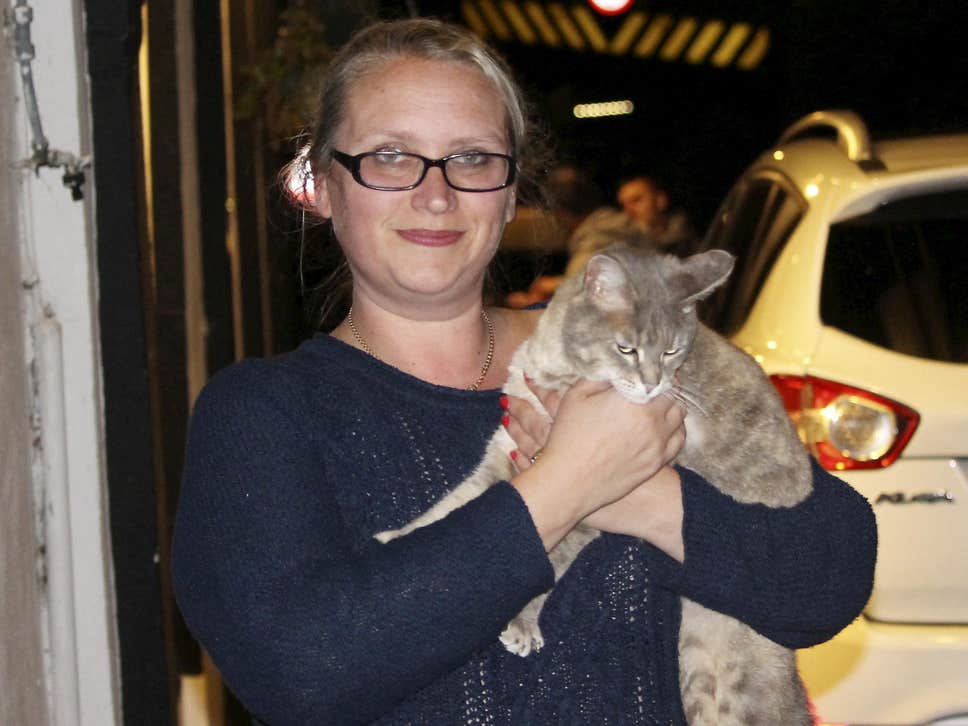 英消防人员花费5000英镑救猫失败，猫却自己回了家