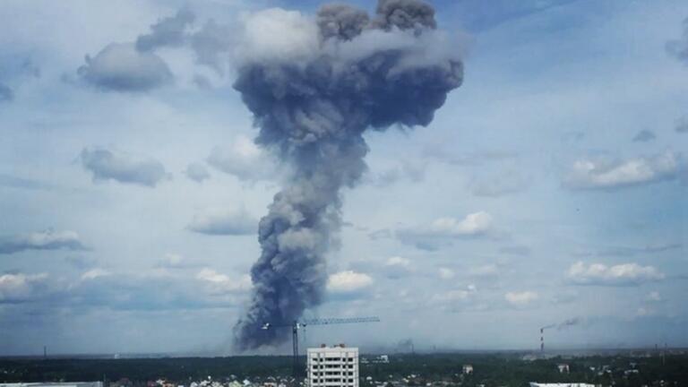 快讯！俄捷尔任斯克TNT厂车间发生爆炸 城市上空浓烟滚滚