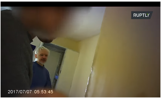 外媒首度曝光阿桑奇在监狱内视频：明显变瘦