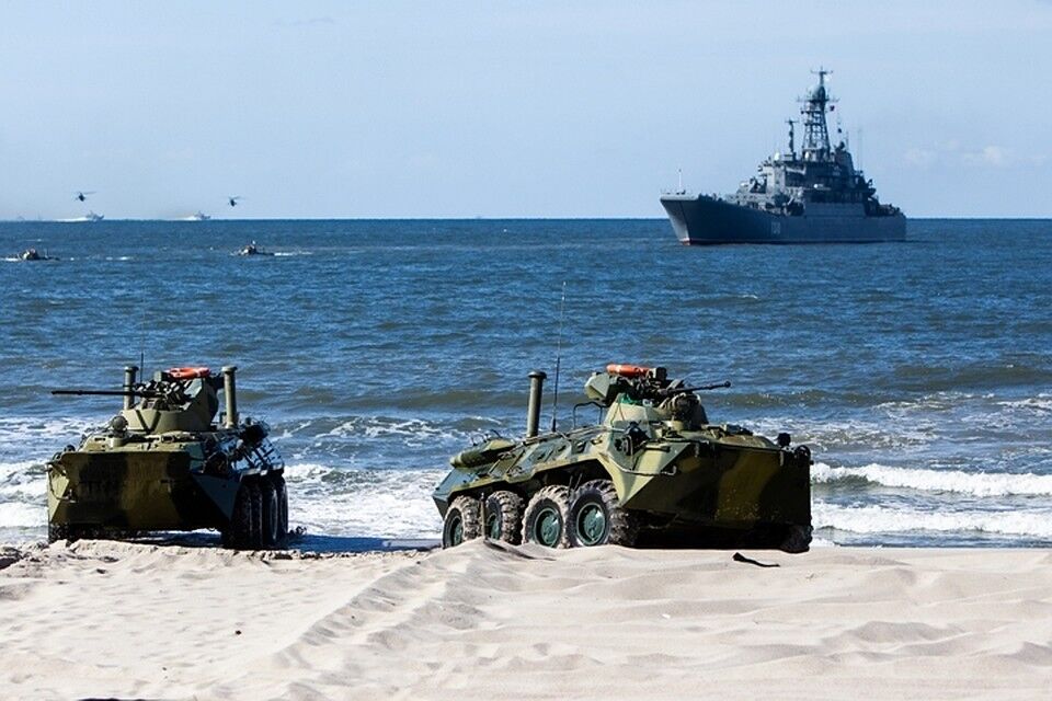 俄军“海上登陆”出意外 装甲车坠海士兵溺亡