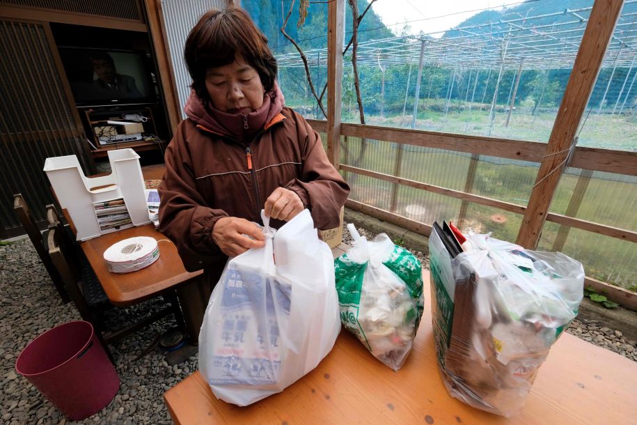 　　3月14日，在日本德岛县上胜町，一位当地居民把自己家的垃圾进行分类。上胜町是日本四国岛德岛县的一个小镇，在日本国内以垃圾分类细致而著称，分类达到45类。2013年9月，上胜町通过了“零浪费宣言”，提出在2020年之前实现零垃圾排放，尽最大努力消除焚烧和填埋的垃圾，建设不会产生垃圾的社会。新华社/法新