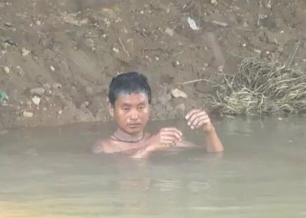泰国醉汉河中消暑被误当“浮尸” 民众受惊报警求助