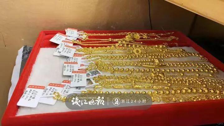 温州珠宝店老板傻眼：7万元的黄金，被店员当垃圾扔了！