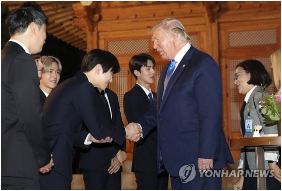 特朗普一行访韩获赠EXO签名专辑 韩媒：他家人是粉丝