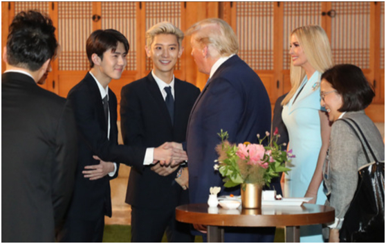 特朗普一行访韩获赠EXO签名专辑 韩媒：他家人是粉丝