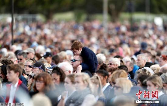 资料图：当地时间3月29日，新西兰在克赖斯特彻奇市哈格利公园举行国家纪念仪式，致哀清真寺枪击案遇难者。图为纪念仪式上，一名男孩儿坐在大人肩上。