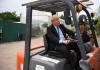 英国保守党领袖候选人约翰逊访问树苗圃 亲自试开叉车