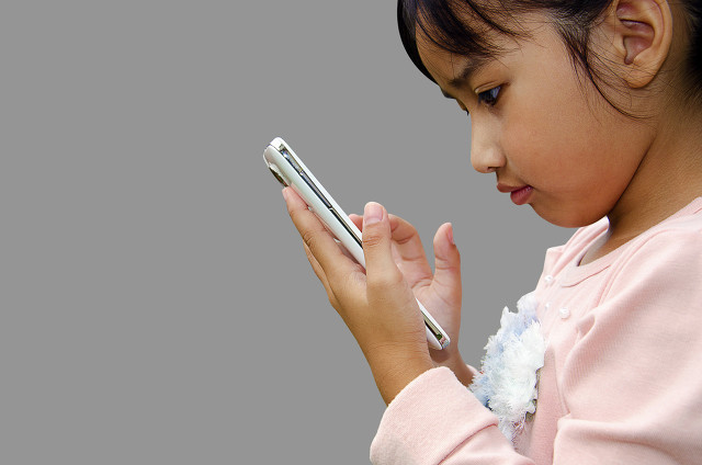 美调查发现：孩子一周玩手机时间超30个小时